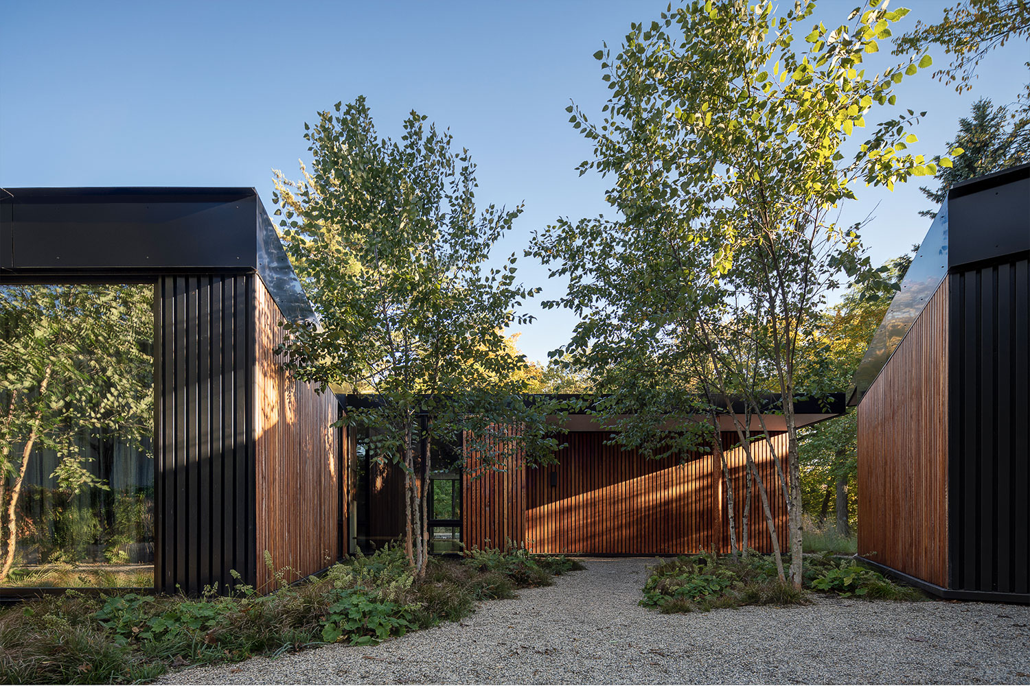 Featured image for “<b>Chicago Magazine</b> <br>A Glassy Highland Park Abode Takes Prairie School Literally”